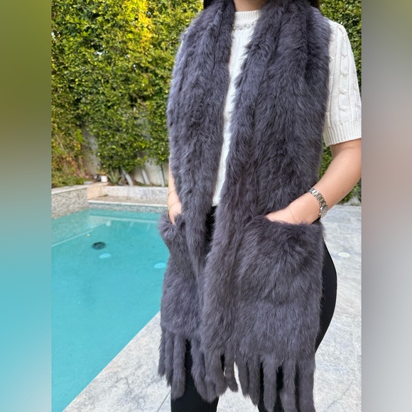 Chic Rabbit Fur Scarf with pockets - Picture 4 of 5